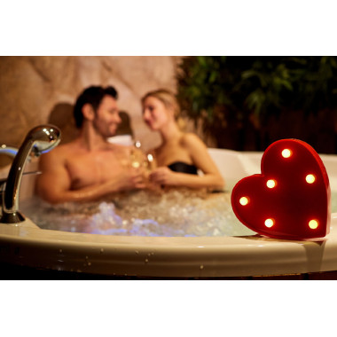 Valentýnský relax ve dvou: pralinky a svíčky, které hýčkají tělo i duši